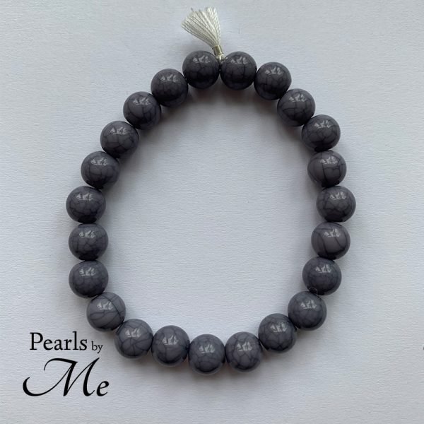 Buddistisk inspireret armbånd i grå træperler af Pearls by Me