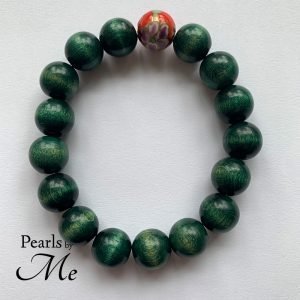 Rustikt herrearmbånd i grønt træ og kinesisk perle - Pearls by Me
