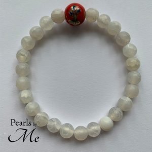 Herrearmbånd i stilfuldt hvid agat og kinesisk perle - Pearls by Me